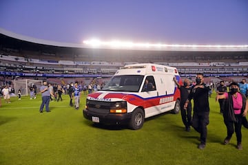 La novena jornada de la Liga MX tuvo que ser suspendida tras la batalla campal entre los hinchas del Atlas y de Querétaro. Según las autoridades hay 22 heridos, dos graves.