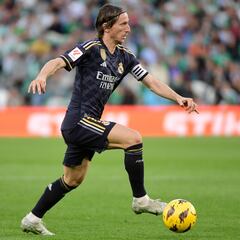 Enfado exprés de Modric con el cambio por Ceballos