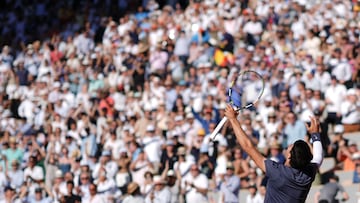 Carlos Alcaraz celebra su victoria ante Jannik Sinner en Roland Garros.
