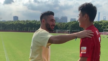 Vargas bromea con Wu Lei.