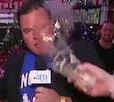 ¡Terrible! Le tiran una cerveza a la cara a un periodista en vivo