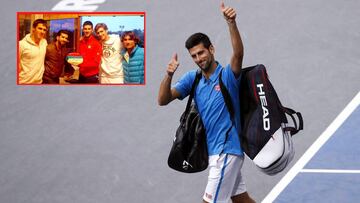 Djokovic se despide con una sonrisa del público de París. Arriba, con umnos amigos, su hermano (a su izquierda) y Pepe Imaz (derecha de la imagen).