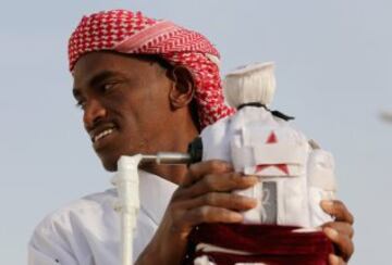 Se celebr車 en Dubai la Al Marmoom Heritage Festival, un acontecimiento que promueve el deporte tradicional de la carrera de camellos en la regi車n. Los participantes lo hacen a trav谷s de un jinete rob車tico con control remoto.