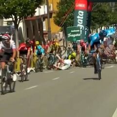 Así fue la dura caída en el último kilómetro de la etapa 14