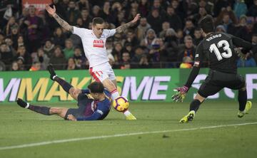 El jugador del Barcelona Coutinho se va al suelo ante el jugador del Eibar Peña. 