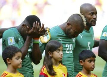 Serge Aurier, Geoffroy Serey Die y Didier Zokora se emocionan al escuchar el himno.