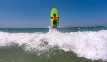 Eduardo Salete Jr, 7 años, supera una ola durante su curso de surf en la escuela 9 Pies de El Palmar.