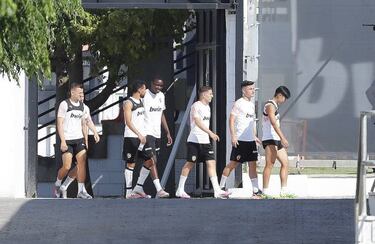 Distancia social entre Celades y la plantilla en el entrenamiento