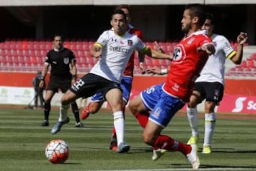 El jugador de Colo Colo, Juan Delgado, izquierda, disputa el balón con Gonzalo Sepulveda de Unión La Calera.