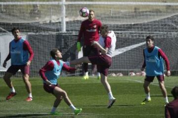 Los jugadores del Atlético de Madrid durante el entrenamiento esta mañana en el Cerro del Espino previo al partido de mañana ante el Sevilla en el Vicente Calderón.