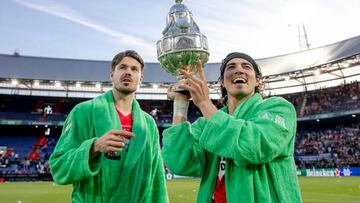 ROTTERDAM, NETHERLANDS - APRIL 17: Marco van Ginkel of PSV, Erick Gutierrez of PSV celebrating with the trophy  during the Dutch KNVB Beker  match between PSV v Ajax at the De Kuip on April 17, 2022 in Rotterdam Netherlands (Photo by Rico Brouwer/Soccrates/Getty Images)