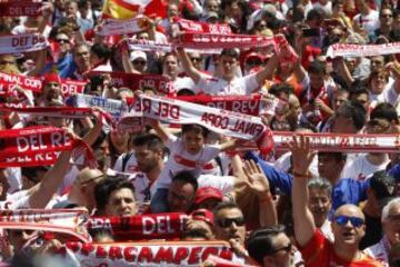 Mucha fiesta y alegría en las instalaciones de la Pradera de San Isidro donde se concentró la afición del Sevilla.