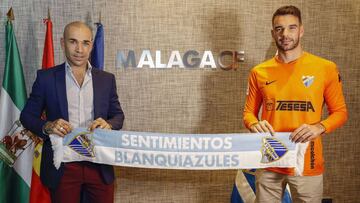 Juan Soriano y Manolo Gaspar tras firmar su nuevo contrato el portero.