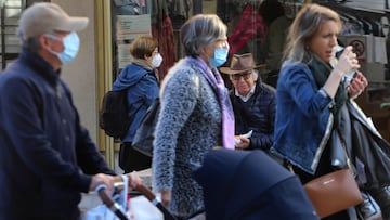 19-11-20. Terrassa. Gente paseando y tomando cafe por la calle &copy; Foto: Cristobal Castro