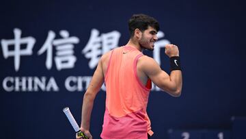 Carlos Alcaraz celebra un punto contra Giovanni Mpetshi Perricard en el China Open.