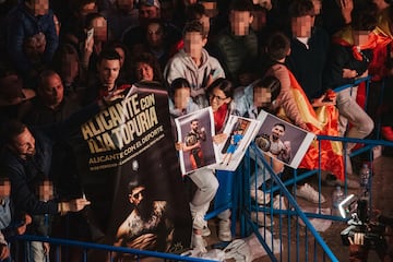 El campeón del mundo del peso pluma de la UFC, Ilia Topuria, es recibido por más de 8.000 aficionados en la plaza del Ayuntamiento de Alicante.