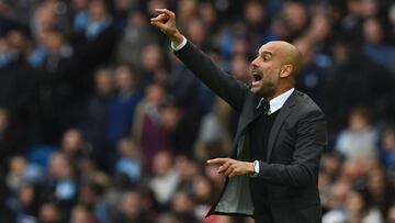 Pep Guardiola gesticula durante un partido.