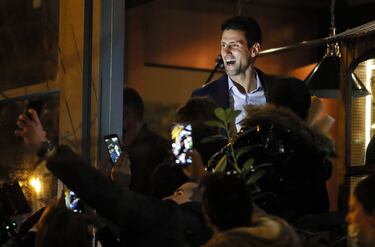 Djokovic canta con los aficionados en Belgrado.