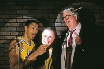 Mychal Thompson (Lakers y Jazz) y el entrenador Frank Layden hacen un sketch cómico en 1987.
