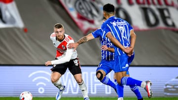 BUENOS AIRES, ARGENTINA - JULY 10: Lucas Beltran of River Plate drives the ball during a match between River Platen and Godoy Cruz as part of Liga Profesional 2022  at Estadio Monumental Antonio Vespucio Liberti on July 10, 2022 in Buenos Aires, Argentina. (Photo by Marcelo Endelli/Getty Images)