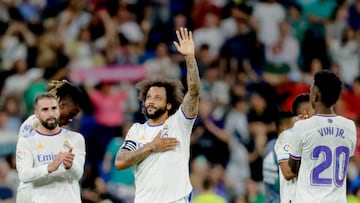 El futbolista del Real Madrid Marcelo se despide de la afición durante uno de sus últimos partidos con el Real Madrid.