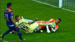 La patada de Castillo que dejó sangrando al arquero rival