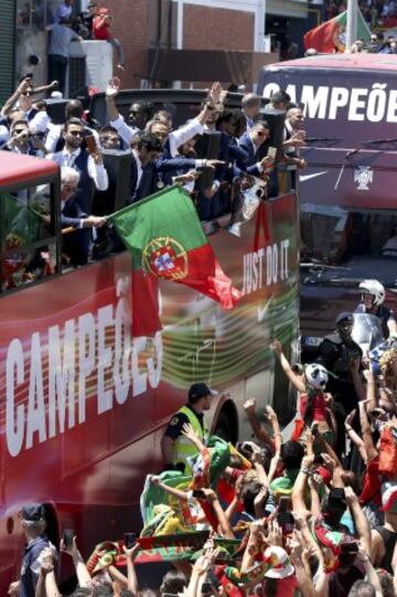 La selección portuguesa recorre las calles de Portugal en un autobús descapotable.