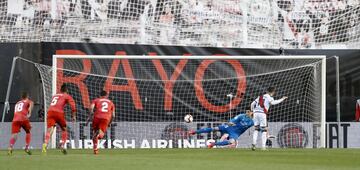 1-0. Adri¨¢n Embarba marc¨® de penalti el primer gol.