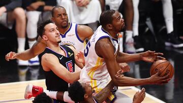 LOS ANGELES, CALIFORNIA - APRIL 21: Kevin Durant #35 of the Golden State Warriors drives to the basket against Lou Williams #23 and Landry Shamet #20 of the Los Angeles Clippers during the second quarter of Game Four of Round One of the 2019 NBA Playoffs at Staples Center on April 21, 2019 in Los Angeles, California. NOTE TO USER: User expressly acknowledges and agrees that, by downloading and or using this photograph, User is consenting to the terms and conditions of the Getty Images License Agreement.   Yong Teck Lim/Getty Images/AFP
 == FOR NEWSPAPERS, INTERNET, TELCOS &amp; TELEVISION USE ONLY ==