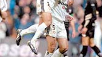 <b>ZIDANE SENTENCIÓ</b>. Salgado se abraza a Zidane después de que el francés lograra el segundo gol.