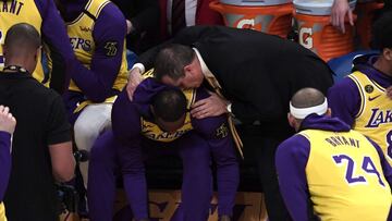 Frank Vogel, entrenador de los Lakers, habla con LeBron James.