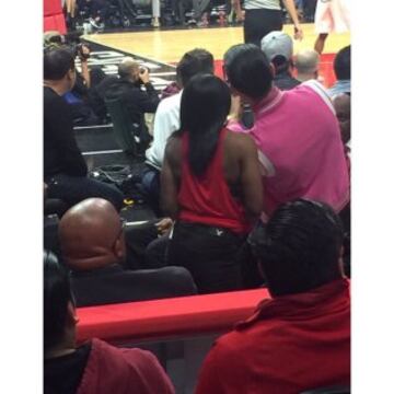 Simone Biles en el Staples Center durante el partido que enfrentó a Los Angeles Clippers y a Golden State Warriors.