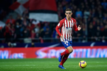 
No fue un fichaje, pero sí echó una mano al Atlético en la 2018-19. Simeone tenía problemas en defensa, propiciados en parte por las lesiones de Lucas, Savic y Giménez, y echó mano del central del filial. Montero (Sevilla, 1999) disputó 14 partidos con el primer equipo en aquella temporada. Después salió cedido al Depor, en Segunda, y al Besiktas. Tras pasar también por el Hamburgo y el Arouca, ha vuelto a España para jugar en el Racing.

