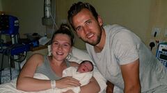 Harry Kane con su pareja, Kate Goodland y con su segunda hija reci&eacute;n nacida, Vivienne Jane.