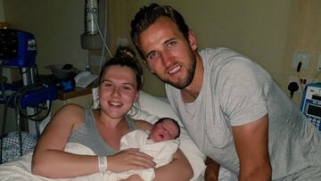 Harry Kane con su pareja, Kate Goodland y con su segunda hija reci&eacute;n nacida, Vivienne Jane.