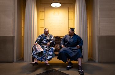 Hoshoryu y Onosato descansan en la Galería de la Reina durante un recorrido por el centro de Londres durante las previas al Gran Torneo de Sumo.
