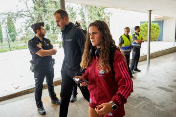 La centrocampista de la selección española Tere Abelleira tras aterrizar en el aeropuerto de Manises (Valencia).
