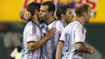 Sergio Aguero (i) de Argentina celebra un gol ante Bosnia con sus compa&ntilde;eros de selecci&oacute;n.