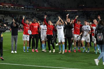 El Girona celebra la victoria tras finalizar el partido.