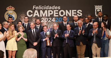 El alcalde José Luis Martínez-Almeida sostiene el trofeo de campeón de liga. 