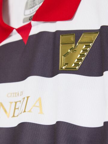 El conjunto italiano de la Serie B ha presentado su tercera equipaci¨®n en homenaje a los famosos gondoleros de la ciudad del noreste de Italia. La cl¨¢sica embarcaci¨®n veneciana es la g¨®ndola, actualmente usada fundamentalmente para turistas, bodas, funerales y otras ceremonias.