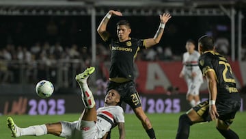 Sao Paulo's forward #17 Andre Silva and Atletico Nacional's midfielder #21 Jorman Campuzano fight for the ball during the Copa Libertadores round of 16 second leg football match between Brazil's Sao Paulo and Colombia's Atletico Nacional at the Morumbi Stadium in Sao Paulo, Brazil on August 19, 2025. (Photo by NELSON ALMEIDA / AFP)