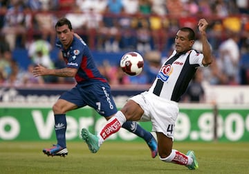 Esteban Paredes cumple 37 años de edad. En su carrera profesional ha jugado en Santiago Morning, Puerto Montt, Pachuca Junior de México, Cobreloa, Colo Colo, Atlante y Querétaro de Mexico. En la selección chilena participa regularmente desde 2006.