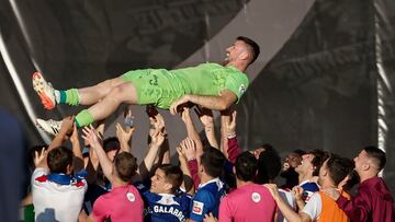 MADRID, 25/05/2024.- El portero del Athletic Unai Simón, tras ganar el trofeo Zamora, es manteado por sus compañeros al final del partido de la jornada 38 de LaLiga EA Sports que Rayo Vallecano y el Athletic de Bilbao disputan este sábado en el estadio de Vallecas. EFE/Sergio Pérez
