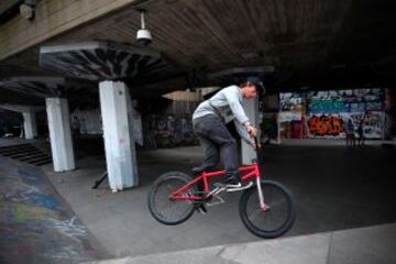 Los ciclistas de BMX se unen a la protesta de los skaters mediante una exhibición debajo de Southbank Centre de Londres pretenden salvar el skatepark de tiendas y cafés.