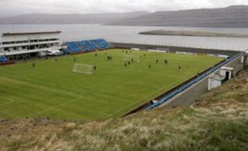 15 - El Estadio de Toftir en las Islas Feroe se encuentra al lado del mar y de las montañas, tiene una capacidad para albergar alrededor de 1.200 personas y fue construido en el año 1962.