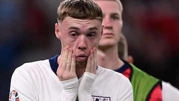 Cole Palmer, jugador de la Selección inglesa, se lamenta tras perder en la final de la Eurocopa ante España.