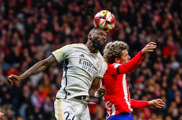 MADRID, 18/01/2024.- El defensa del Real Madrid Antonio Rüdiger (i) salta por el balón con el francés Antoine Griezmann, del Atlético de Madrid, durante el partido de octavos de final de la Copa del Rey de fútbol entre Atlético de Madrid y Real Madrid, este jueves en el estadio Cívitas Metropolitano. EFE/Juanjo Martín
