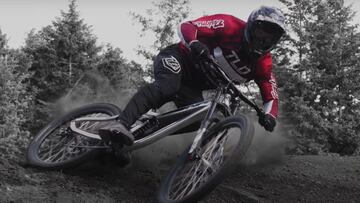 Tom Van Steenbergen con su MTB, en blanco y negro pero destacando en rojo su maillot, en la montaña.