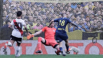 Benedetto, de Boca, tuvo una gran ocasi&oacute;n ante Armani, aunque despu&eacute;s marc&oacute; un gol.